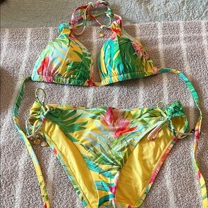 La Blanca Tropical Floral Bikini Set. Top size 6 Bottoms are size 8.